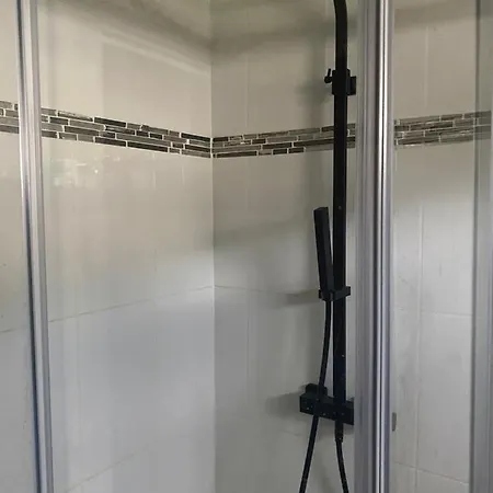 Location Avec Salle De Bain Et Partie Commune Mountain View & Sea View Renting 1 Of 3 Bedrooms With Shared Common Space 3 Bdrm Apt Not 1 Bdrm Clime Ou Ac Privat bolig